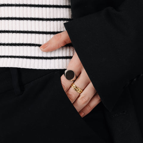 Oval signet ring