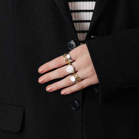 Oval signet ring